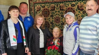 В рамках «Маршрута добрых дел» профактивисты посетили малолетнюю узницу концлагерей